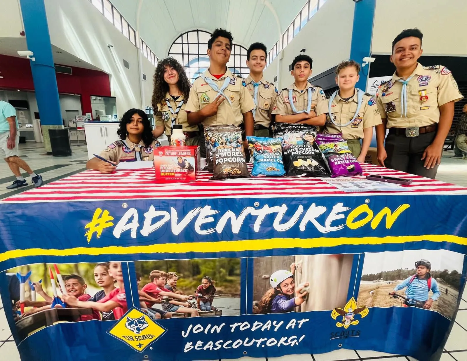 Miles de niños, niñas y jóvenes lideran esfuerzo comunitario de Scouting America en la campaña 2024: ¡Popcorn para un Futuro Brillante!